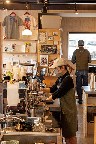 木のぬくもりを活かし、店内は落ち着いた雰囲気