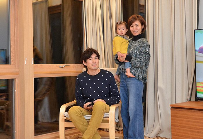 舟越健造さんと長女・みらちゃんを抱っこする里奈さん。子どものケアが手厚い東川の暮らしに満足している