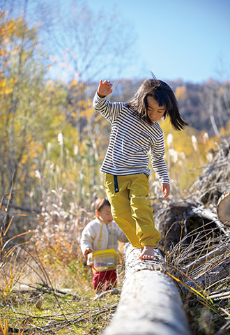 自然のなかで遊ぶ大塚さんご夫妻の子どもたち。都会では得がたい体験を日々積み重ねている（提供：大塚友記憲さん）