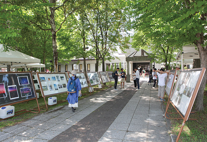 約1カ月に及ぶ「東川町国際写真フェスティバル」ではさまざまなイベントが開かれる（写真は愛好家や大学生による「ストリートフォトギャラリー」）（提供：東川町）