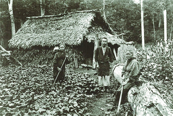 東川町を開拓した入植者と掘立小屋（提供：東川町）