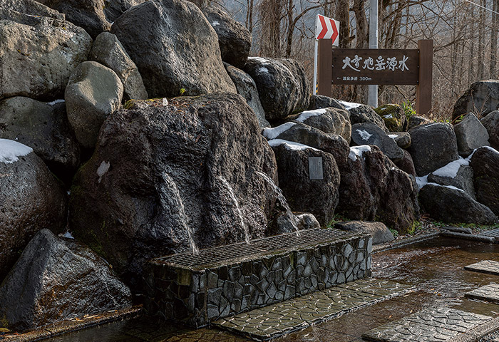 「平成の名水百選」にも選ばれている東川町の銘水「大雪旭岳源水」。源泉から数百m離れたこの取水場で自由に汲むことができる