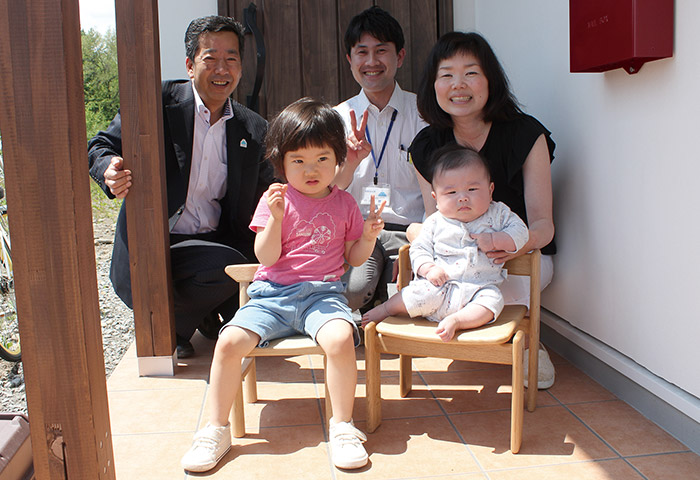 生後100日を過ぎた赤ちゃんに椅子を届ける町役場の職員たち（提供：東川町）