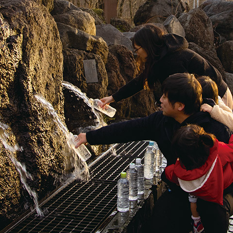 大雪旭岳源水を汲んで持ち帰る札幌市在住のご家族。「東川町の水は有名」と言う