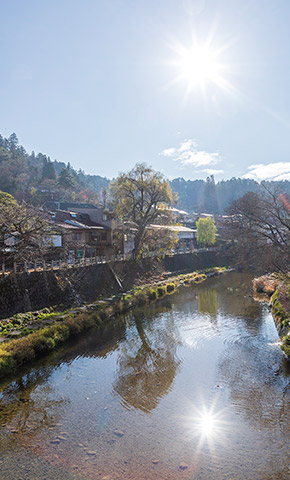 高山の旧市街を流れる「宮川」。神通川水系の本流で、飛騨高地を北に流れて富山湾へ注ぐ