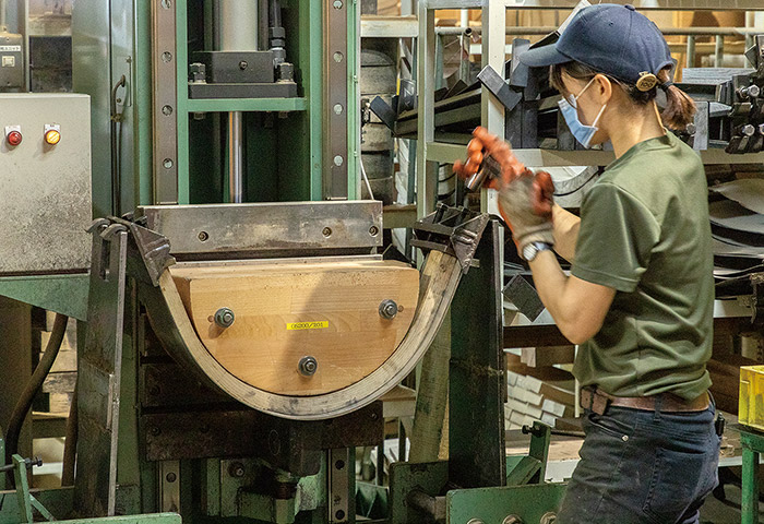 飛驒産業の製造工場で用いられる現在の曲木技術
