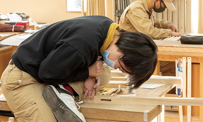 真剣な眼差しで取り組む飛騨職人学舎の生徒