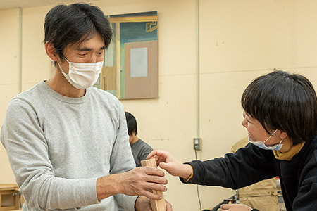 生徒と話す指導者の玉田義卓さん