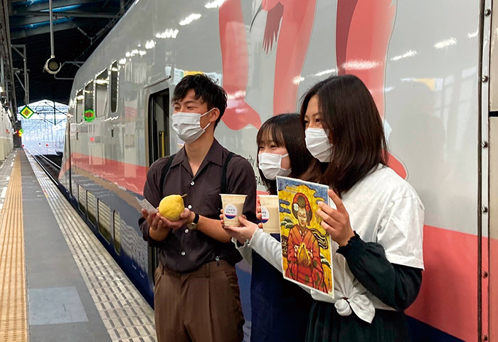 上越新幹線のホームでル レクチエの生果とスムージーを販売する山田さんと「にいがたイナカレッジ」の学生ボランティア　提供：山田烈矢さん