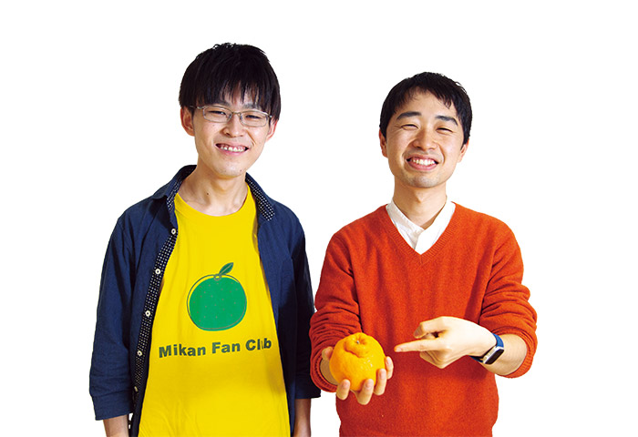 デコポンを手にする東大みかん愛好会の創立者である清原優太さん（右）とミカンをデザインしたオリジナルTシャツを身につける現代表の福田夢月さん（左）