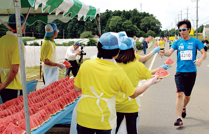 2019年まで毎年開催されていた「富里スイカロードレース大会」。ランナーたちは「給スイカ所」でカットスイカから水分補給する