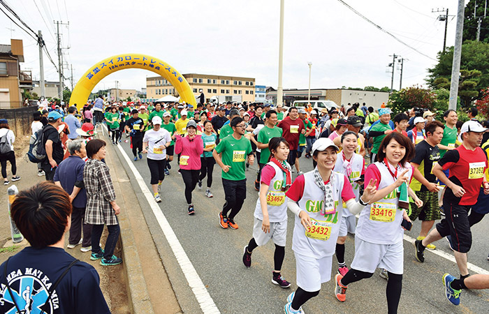 2019年まで毎年開催されていた「富里スイカロードレース大会」。ランナーたちは「給スイカ所」でカットスイカから水分補給する