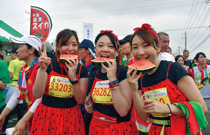 2019年まで毎年開催されていた「富里スイカロードレース大会」。ランナーたちは「給スイカ所」でカットスイカから水分補給する