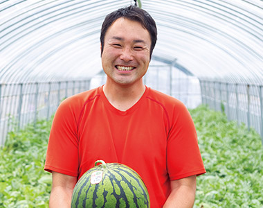 父親からバトンを受け取った青木智大さん。細かな技術は父親から教えられたという