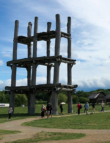 三内丸山遺跡に復元された大型掘立柱建物跡。クリの巨木が柱として使われていたという