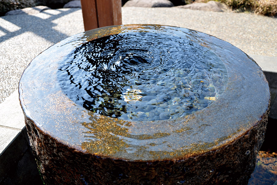 こんこんと湧き出る清らかな水（福井県大野市）