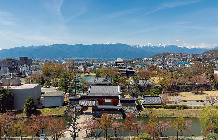 市役所の展望台から望む松本城と北アルプス