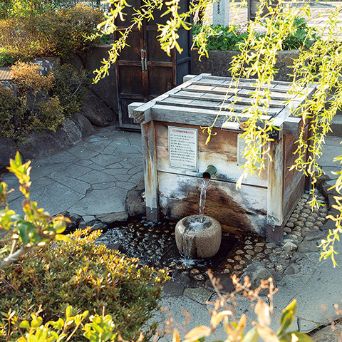 松本城旧総堀を埋めた後に自噴していた湧水を地元の人たちが整備した「北馬場柳の井戸」