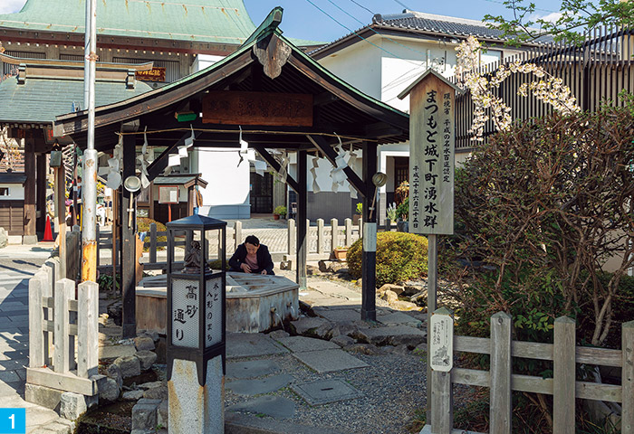 城下町が形成される前から飲用水として使われていたという「源智の井戸」。水を汲みに来る人の姿が絶えない