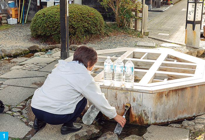 城下町が形成される前から飲用水として使われていたという「源智の井戸」。水を汲みに来る人の姿が絶えない