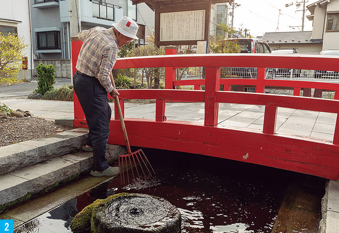 水路の改修設計と清掃のために訪れた穂苅正昭さん