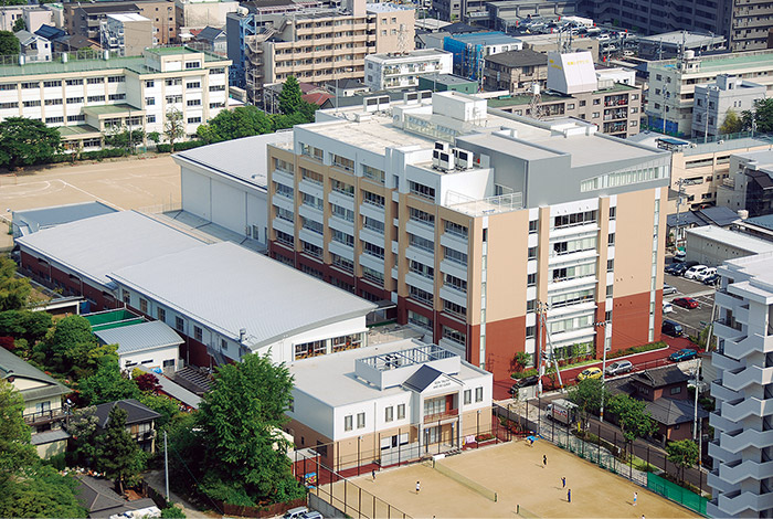 1904年（明治37）創立の私立東華女学校をルーツとする宮城県仙台二華高等学校