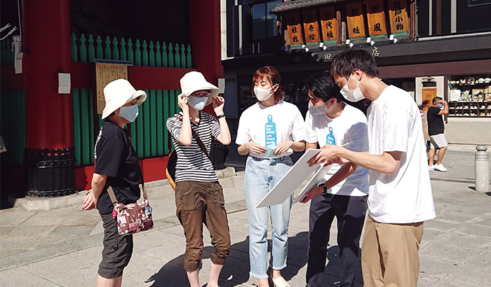 浅草寺・雷門で通行人に給水スポットについてアンケート調査する「Refill Japan」の若者