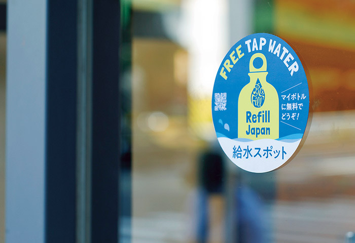 無料で給水できる店舗に貼る「Refill Japan」のステッカー