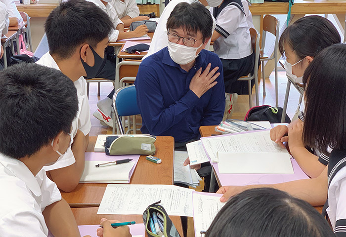 「探究型学習」に取り組む静岡県立三島北高等学校の生徒たちと橋本淳司さん