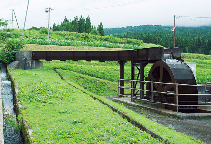 岐阜県郡上市白鳥町にある石徹白集落では、全世帯が参加して小水力発電に取り組んでいる。そのシンボル的な存在である「上掛け水車」（最大出力2.2kW）