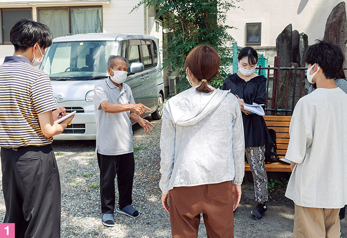 毎朝落ち葉を掃除している梶葉邦雄さんとゼミ生たち