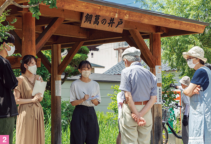 鯛萬の井戸で地元の人に話を聞くゼミ生たち