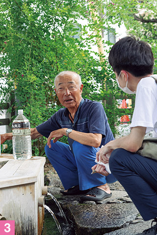 仕事帰りに水を汲みに来た市民。ゼミ生たちの質問に丁寧に答えてくれた