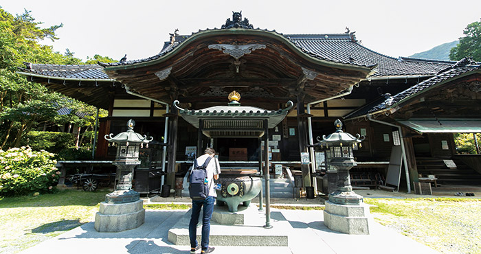 東大寺別院 周防阿弥陀寺の本堂を訪れた坂本さん