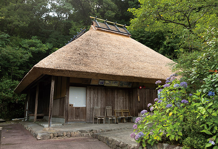 東大寺再建の木材を切り出す作業で病気になったりケガをした人が療養するためにつくられた「岸見の石風呂」（外観）。茅葺屋根で保護されている