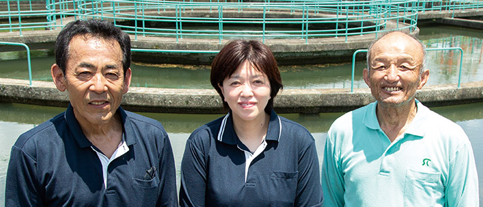 「円筒分水工」を管理・運営している防府土地改良区の中川英明さん（左）、松井明美さん（中）、三谷勇生さん（右）