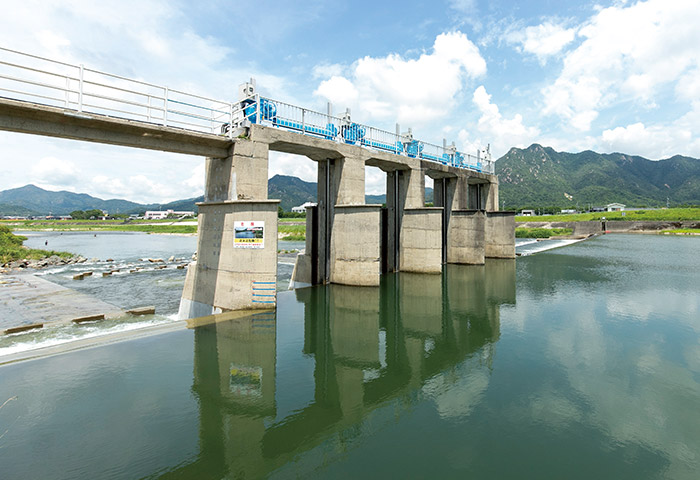 「円筒分水工」の水はこの防府総合堰から引き入れている