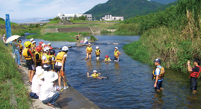 佐波川で「川流れ」を体験する防府市の子どもたち