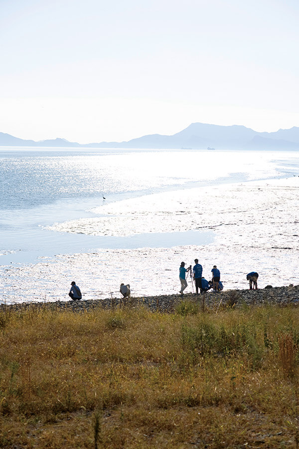 球磨川（くまがわ）河口の干潟で動画撮影に取り組む熊本県八代市（やつしろし）の高校生たち。市民団体「次世代のためにがんばろ会」のサポートで動画を制作し、水にまつわる熊本の魅力を世界へ発信する