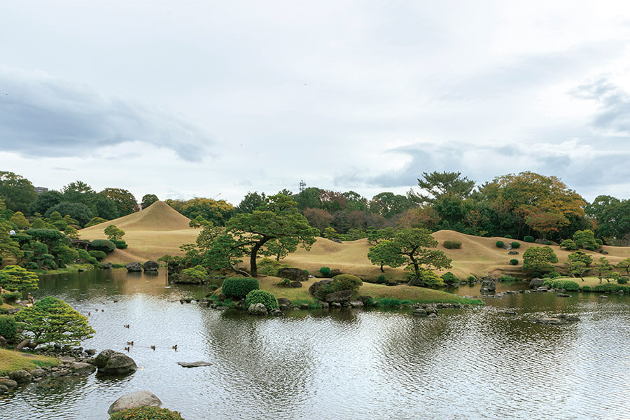 「水の都 熊本」のシンボルともいえる「水前寺成趣園（じょうじゅえん）」。地下水が湧き出す池を配した大名庭園で、平成の名水百選「水前寺江津湖湧水群」の一つ