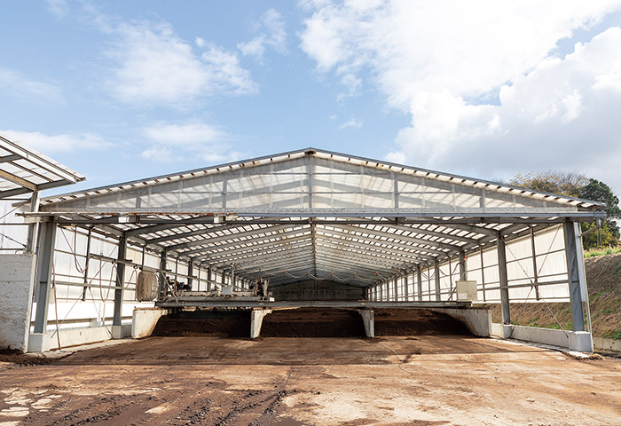 畜産農家からふん尿を受け入れて堆肥化するJA菊池の「有機支援センター」。2008年4月に設立した合志市のセンターは主にペレット状堆肥を製造