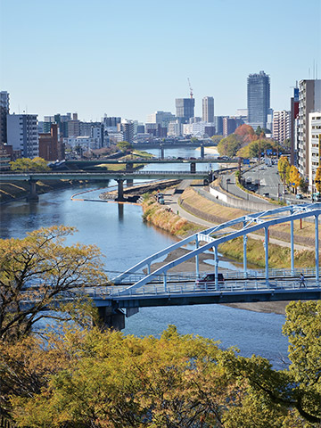 白川が蛇行しながら流れる熊本市の中心市街地