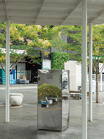 JR熊本駅の新幹線口（西口)にある冷水機。熊本市の地下水がいつでも味わえる