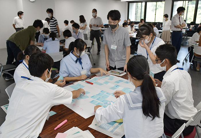 動画づくりに挑戦するYWFK「熊本の水文化ゼミ」の初回。熊本県内の8校から30名の高校生が参加し、「伝えたい水の物語を編む」をテーマにワークショップを行なった