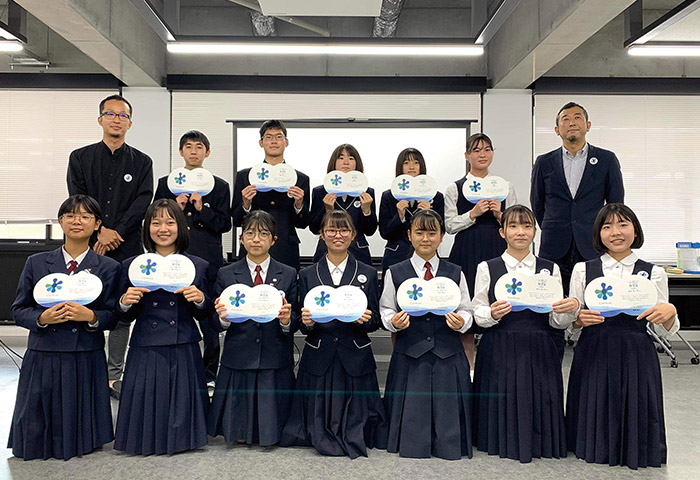 「熊本の水文化ゼミ」の修了書を手にする生徒たち
提供：田中尚人さん