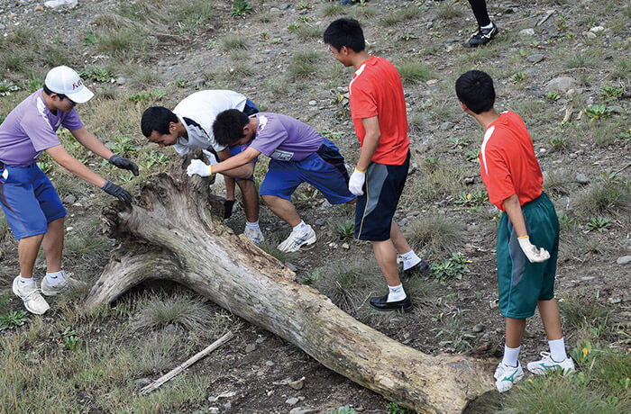 流木を集める高校生たち