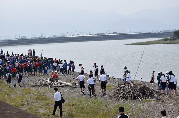 流木を集める高校生たち