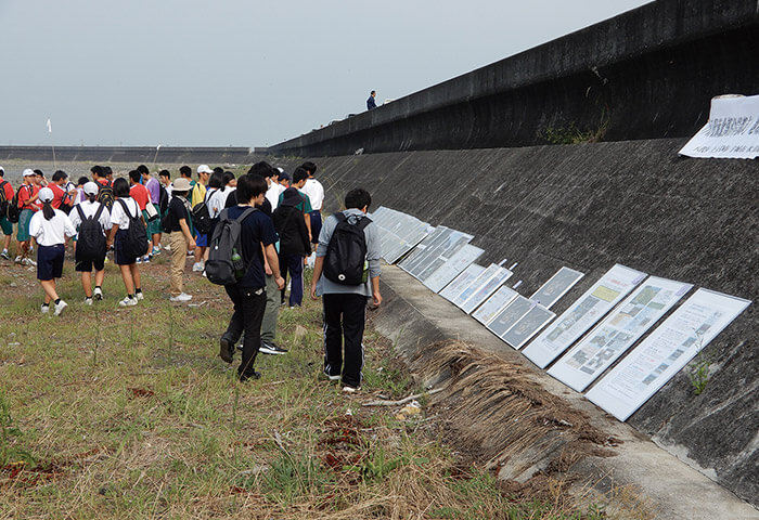 八代地域の河川や浜辺のごみ、不法投棄の実態をパネル展示