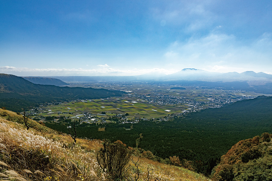 阿蘇北外輪山から見たカルデラ内の様子。火口原と呼ばれる平坦な土地には阿蘇市、高森町、南阿蘇村があり、約4.5万人が暮らす