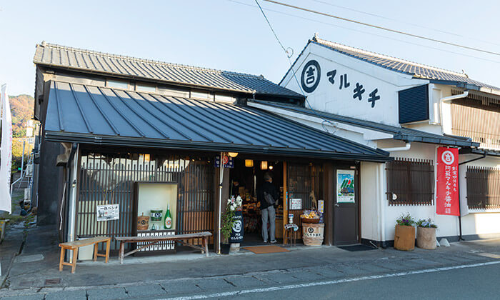 高森町には阿蘇の湧水を用いたしょうゆ蔵や酒蔵がある（写真は阿蘇マルキチ醤油）